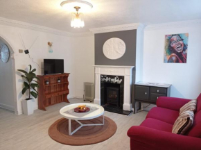 Shepherds Spacious House 4-Beds Romford